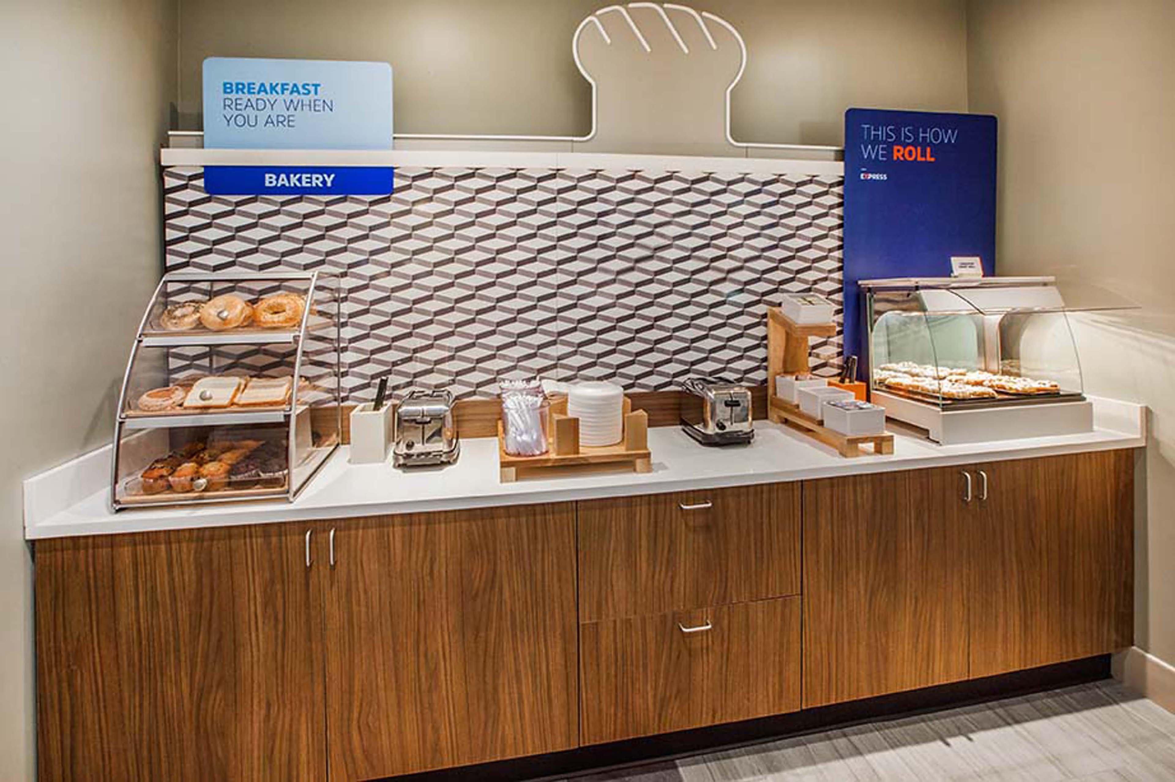 Holiday Inn Express Richmond - Midtown By Ihg Esterno foto