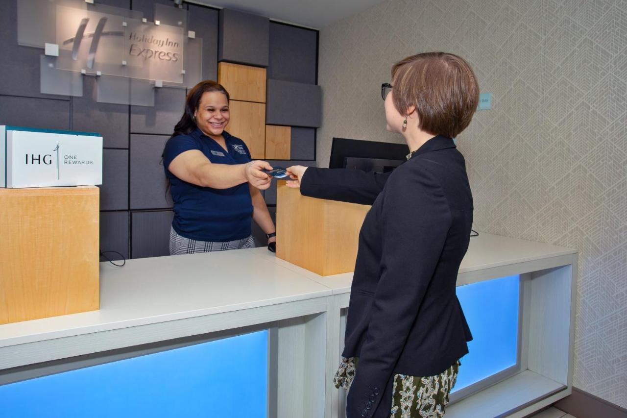 Holiday Inn Express Richmond - Midtown By Ihg Esterno foto